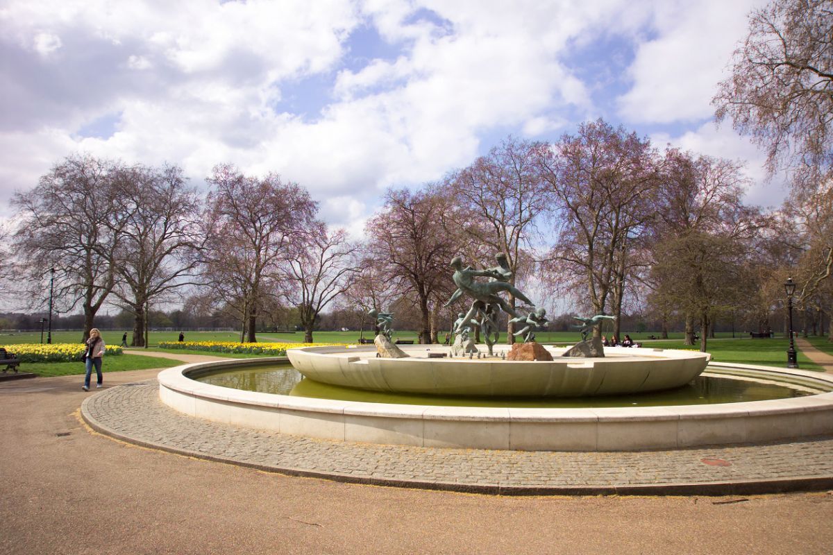 Парк ис. Kensington Gardens парк. Hyde Park and Kensington Gardens. Престон Англия парк с фонтаном. «Fountain of Life Center» Берлингтон.